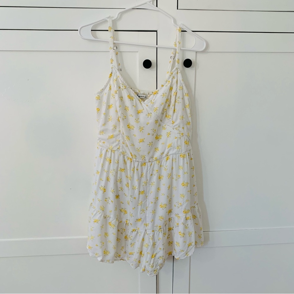 Hollister White Yellow Ditsy Floral Stap Romper Size Large